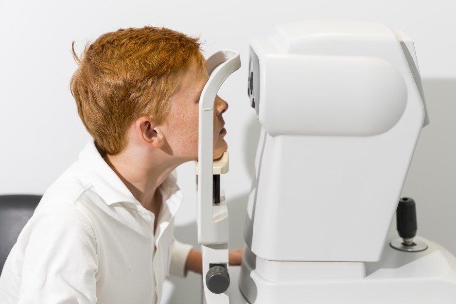 Осмотр со. Optician Doctor working Refractometer Machine Eye. Woman looking at Refractometer Eye Test Machine in Ophthalmo.